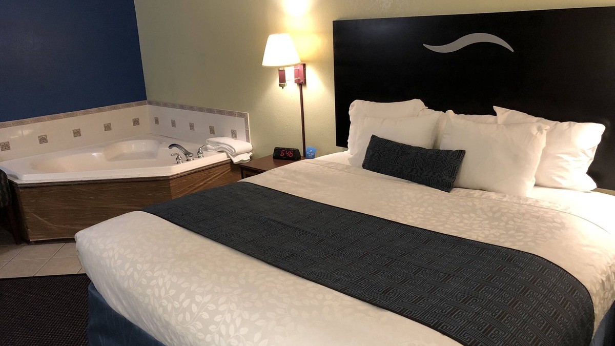Girard Hotel | Days Inn & Suites by Wyndham Youngstown/Girard Ohio
