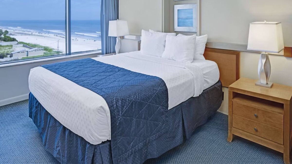 Daytona Beach Hotel | Daytona's Best Kept Secret! Full Kitchen, Outdoor Pool, Free Parking!