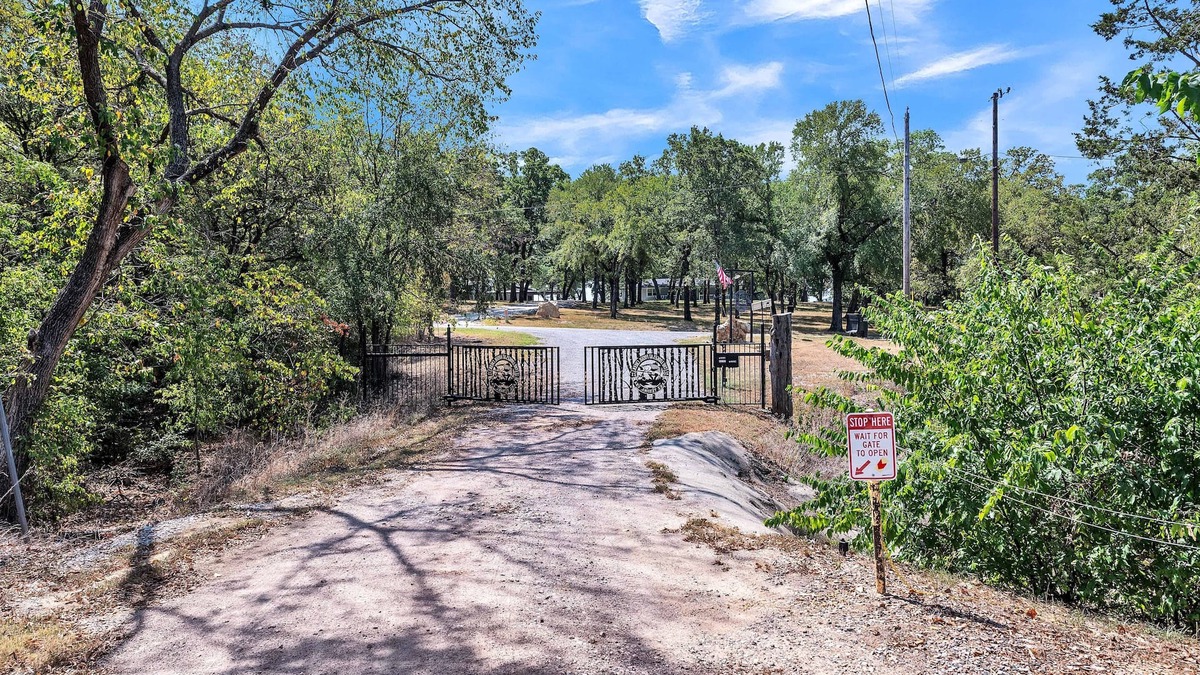 Kingston Apartment | Dazeoff Too - Pet Friendly Suite 1 Bedroom Hotel Room by The Lodges at Fossil Creek