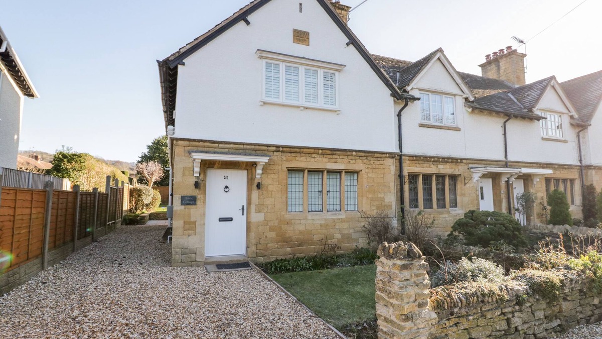 Broadway Cottage | DAZIE COTTAGE, family friendly, with open fire in Broadway