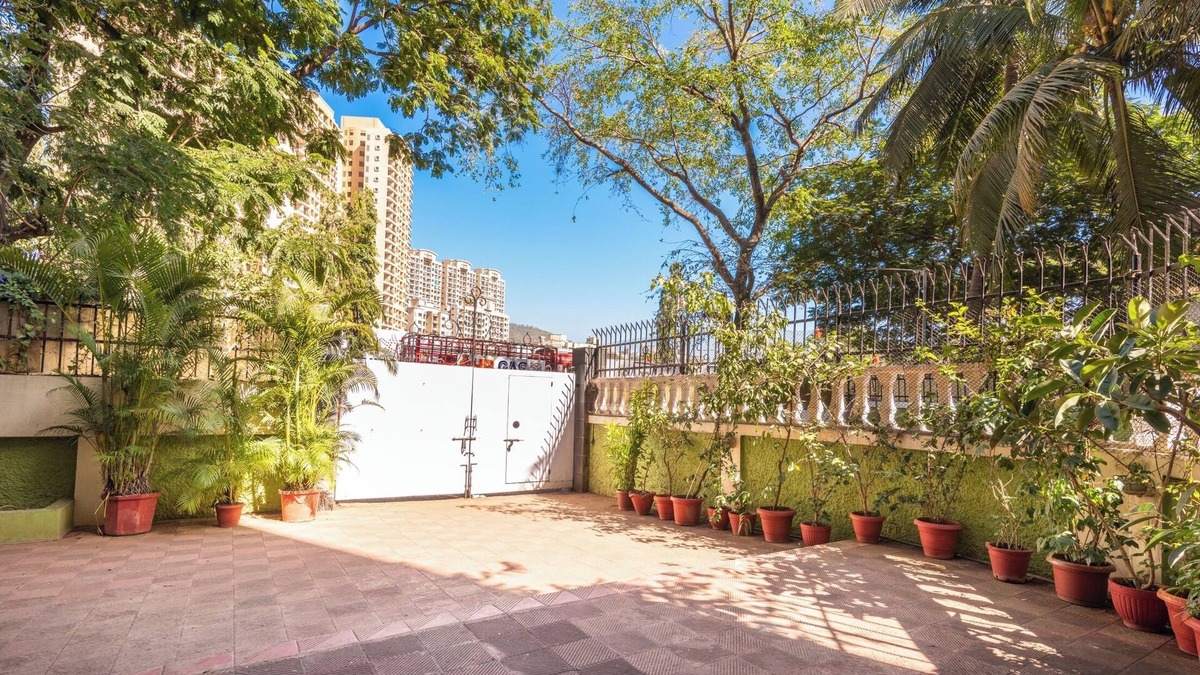 Malad East House | Dazzling 4 BHK bunglow near Film City Goregaon