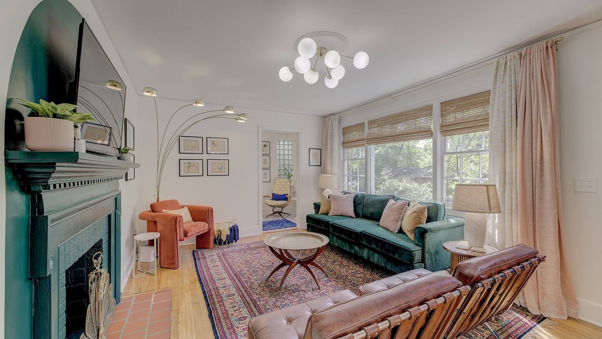 Eau Claire House | ✷ Dazzling Downtown Deco ✷ 2 BD 1 BA Home