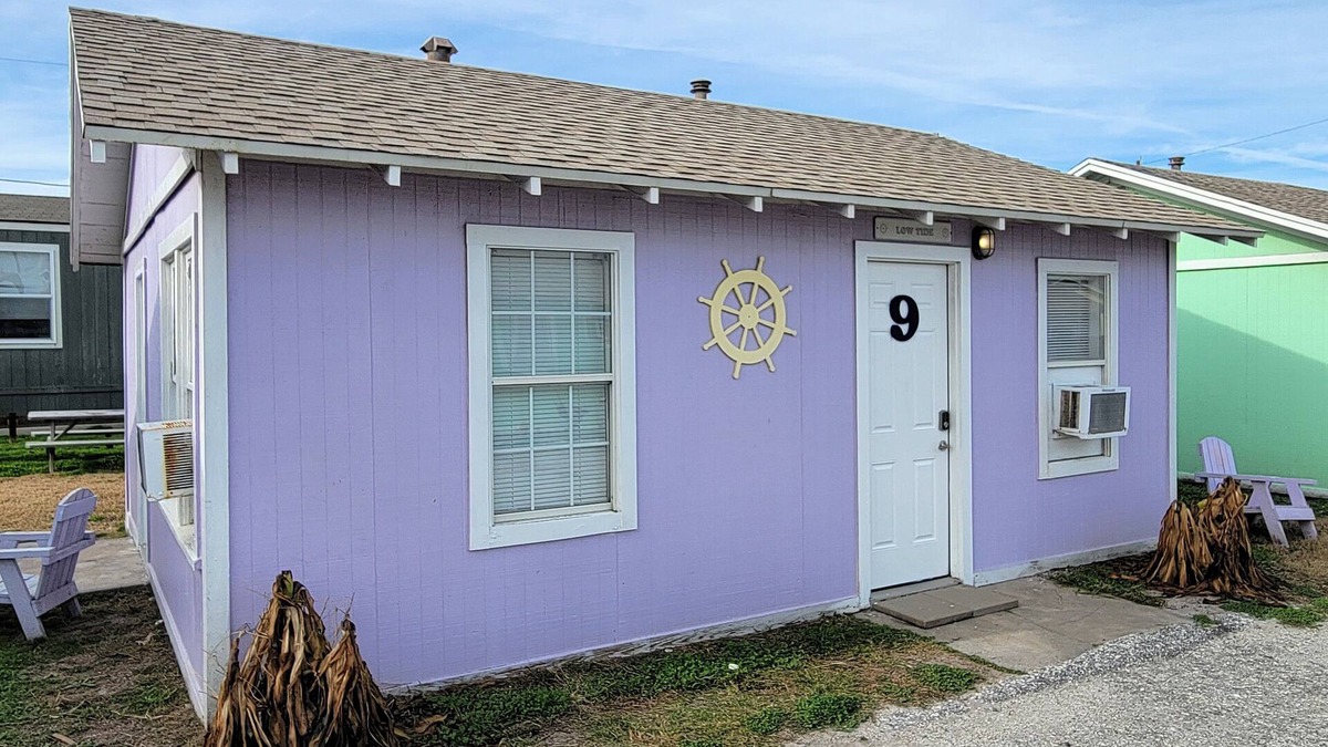 Port Aransas Cottage | DB 9 Low Tide-1 BR Cottage, Living Room, Kitchenette, Walk to Beach, Dogs OK!