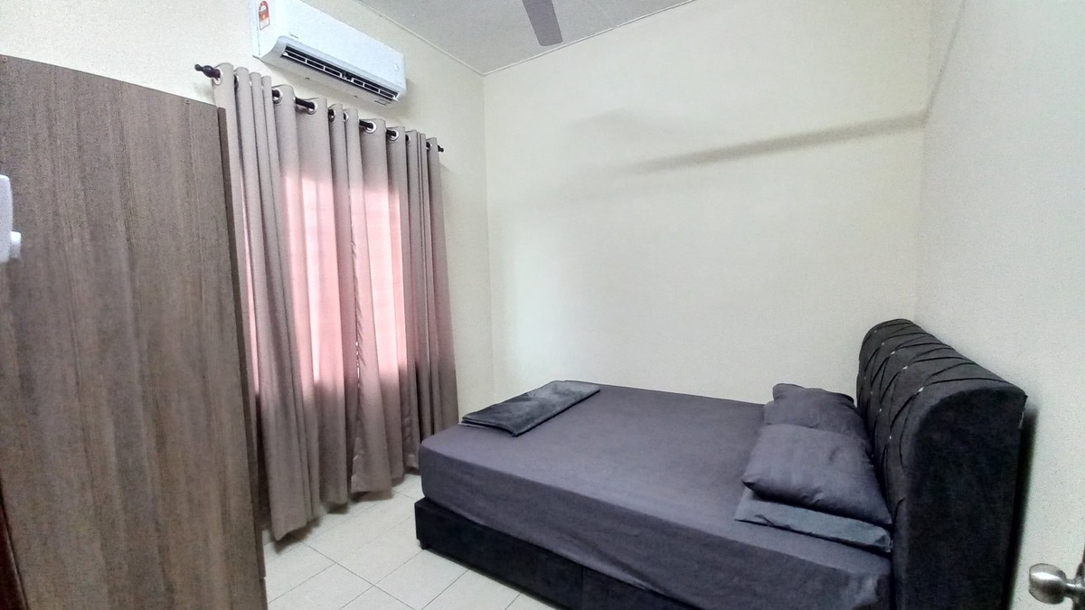 Shah Alam House | DC Garden Homestay 5 with Netflix, WiFi & Private Balcony in Shah Alam