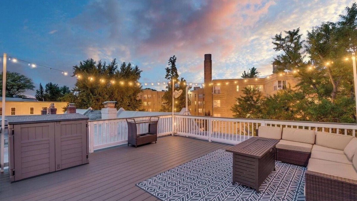 Mount Pleasant House | DC Rowhome + HUGE Roofdeck & Parking ✲ 4br - 3.5ba