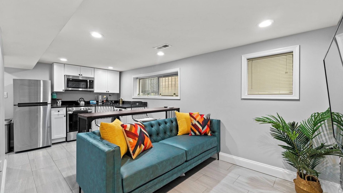 Edgewood Villa | DC Urban Villa At Girard 1 Bed ~ 1 Bath - Bonus Sleeper Sofa