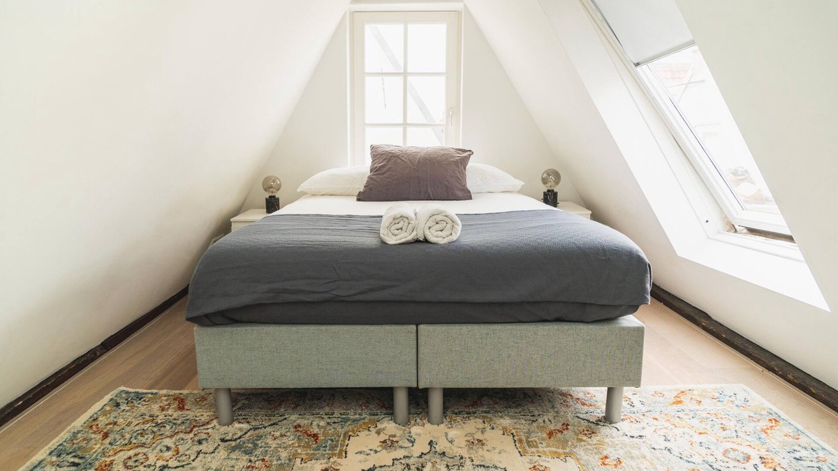 Grachtengordel-West Bed & Breakfast | De achterkamer - Tiny and cosy attic