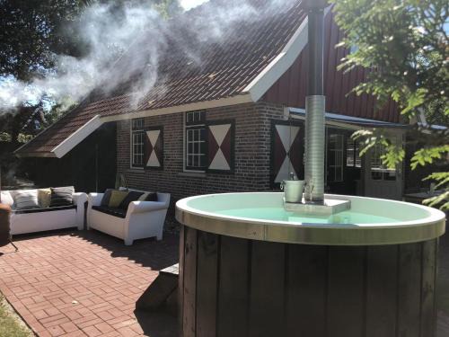 Lievelde House | De Brittenburg 4-persoons, finse sauna, hottub, sunshower, grote zonnige omheinde tuin, wifi en huisdier vriendelijk