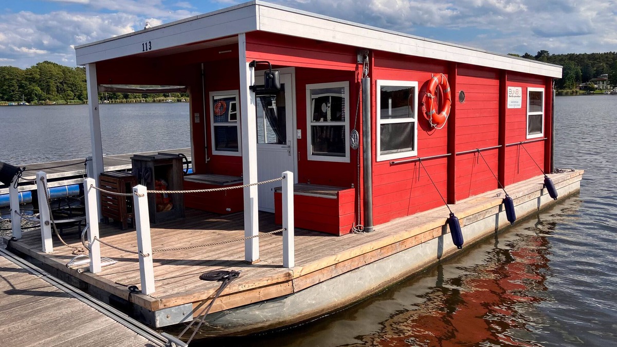 Koenigs Wusterhausen Boat Rental | Houseboat 'BunBo 1060' with Lake View