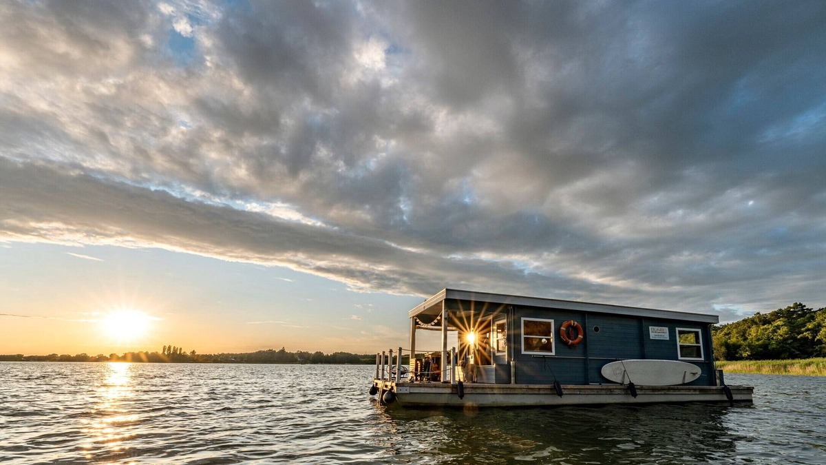 Koenigs Wusterhausen Boat Rental | Houseboat 'BunBo 1060' with Lake View
