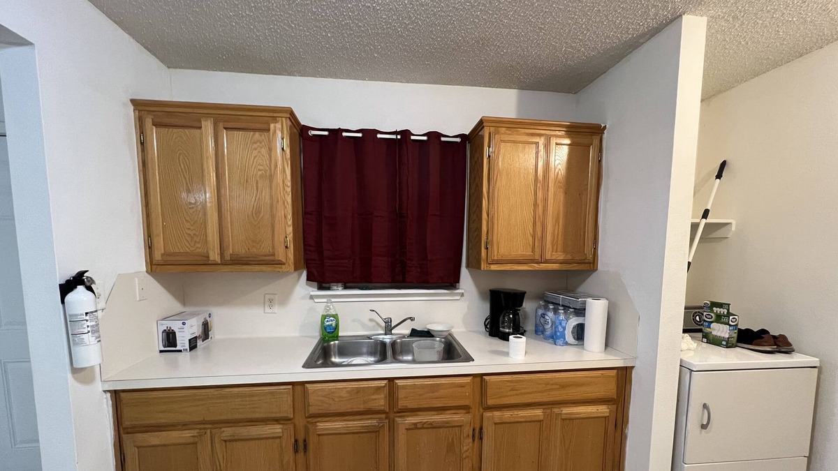Mission House | De Shopping in a THREE Bedroom House With Excellent Location To All!