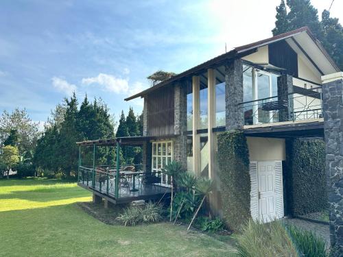 Parongpong Villa | De Villa Istana Bunga Lembang by YourHome