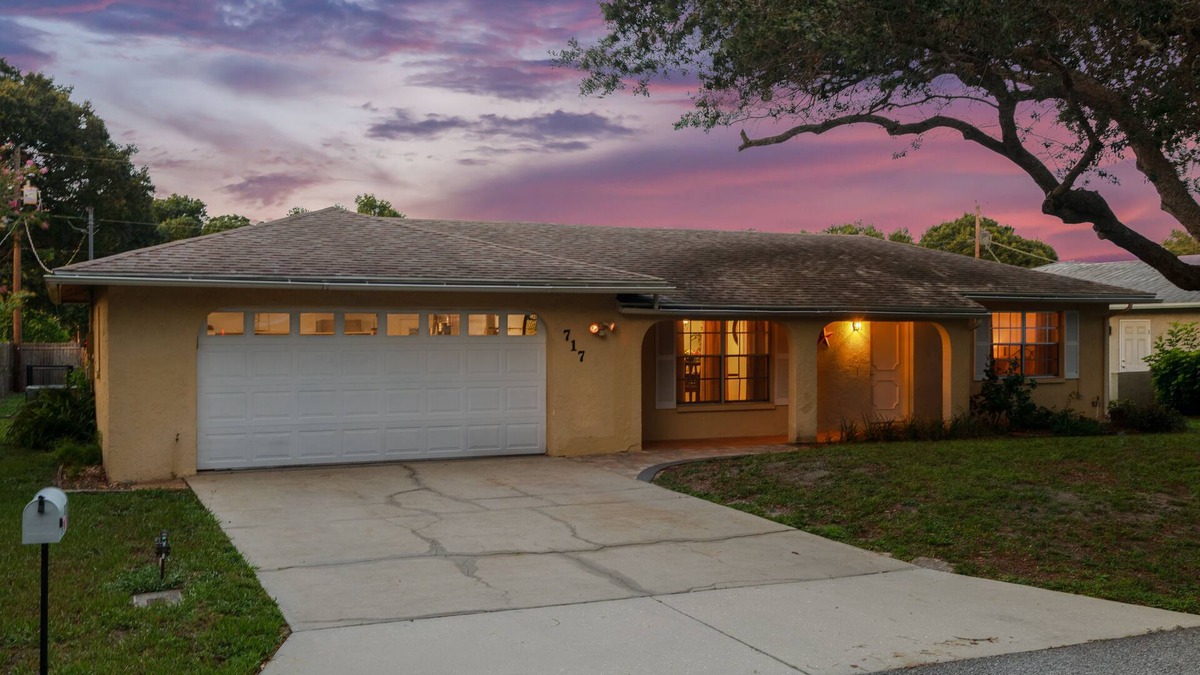Sarasota House | Dean Ave | Screened-In Porch, Patio + Yard Games!