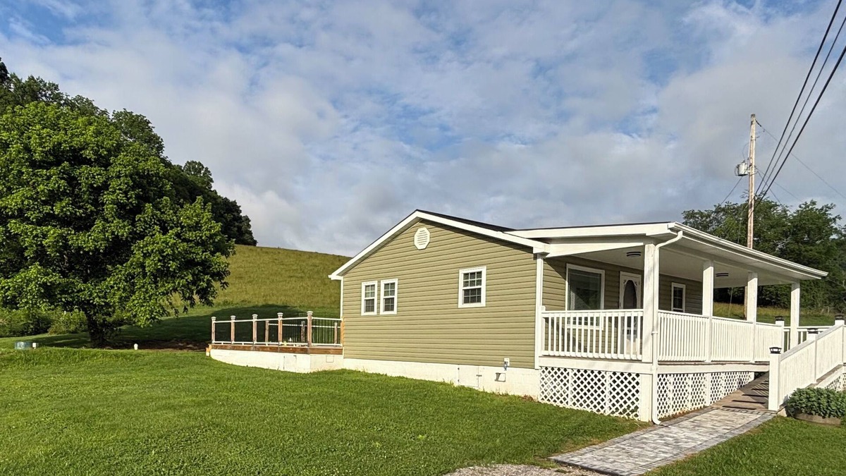 Abingdon House | Dean's Cozy Cottage, in the outskirts of Abingdon, Big deck and rocking chairs.