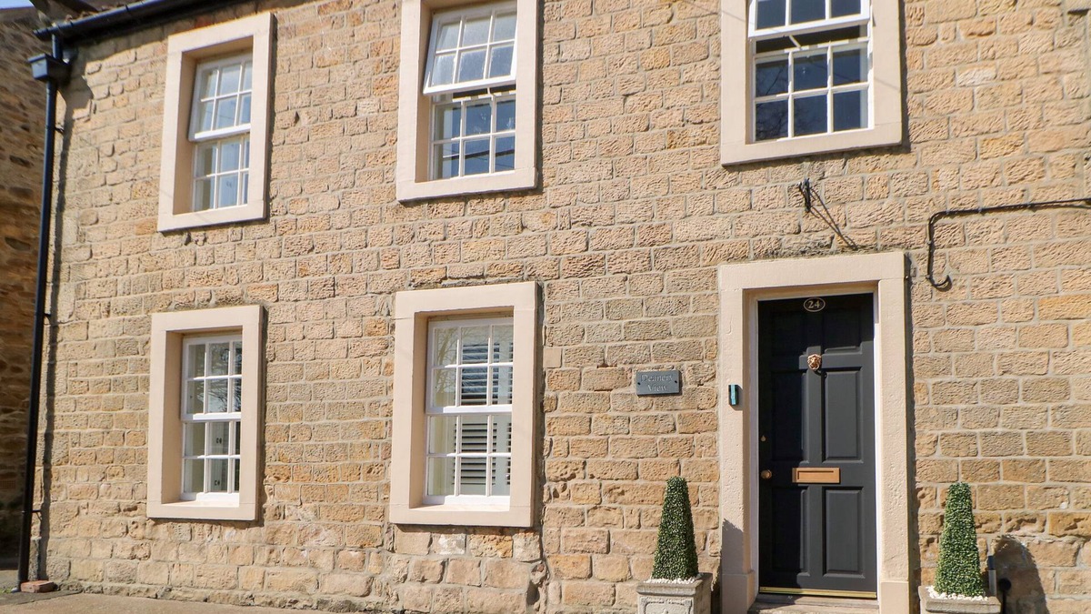 Staindrop Cottage | DEANERY VIEW, pet friendly, with a garden in Staindrop