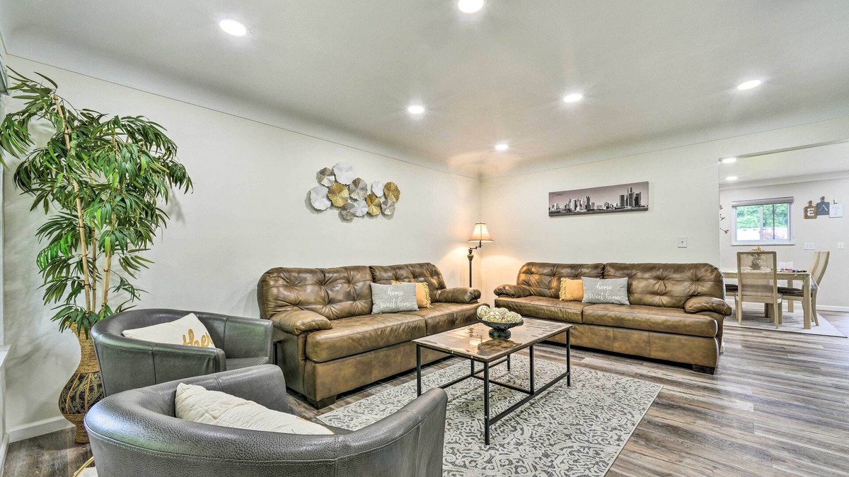 Dearborn Heights House | Dearborn Heights Home ~ 16 Mi to Downtown Detroit!