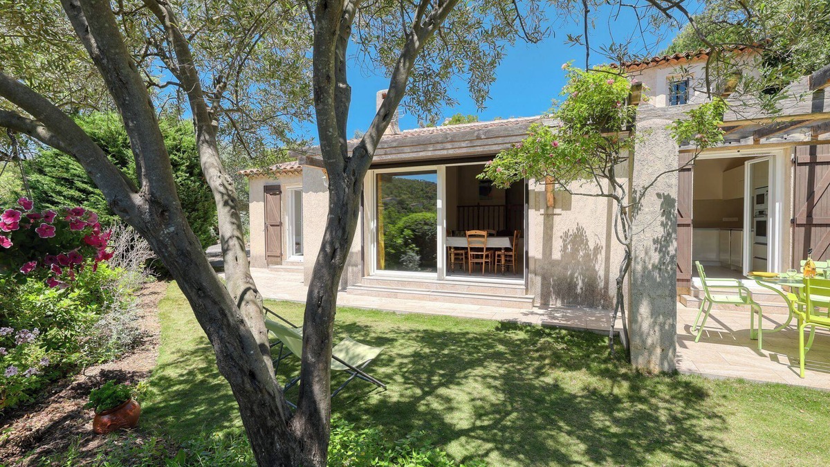 Bormes-Les-Mimosas House | Deatched 2-bedroom house/villa in a peaceful garden near the beach