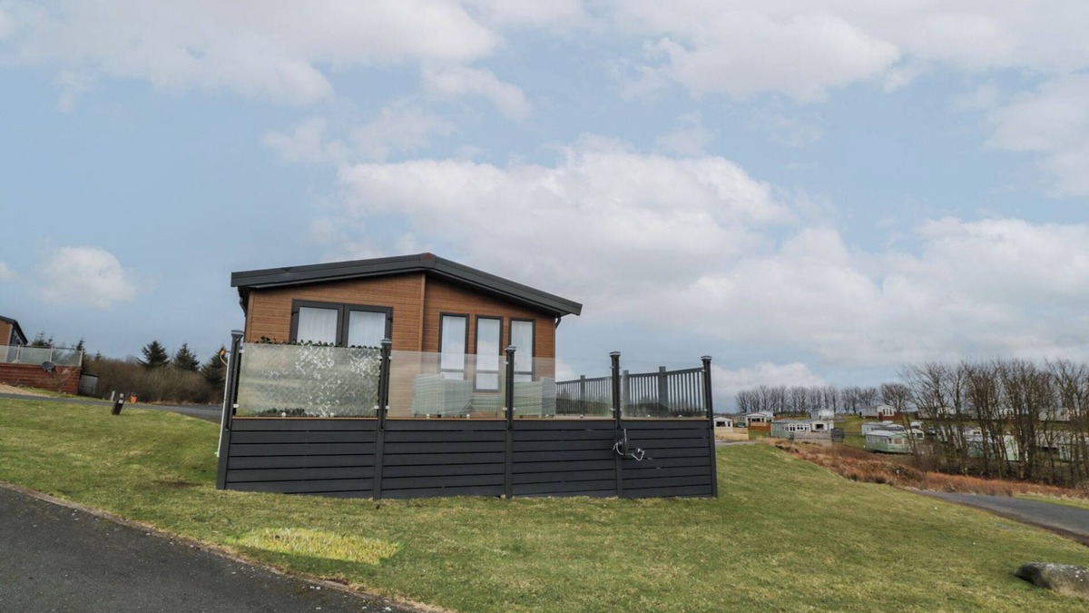 Balminnoch Cottage | DEBONAIR LODGE, with a garden in Glenluce
