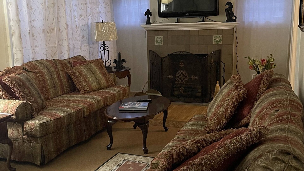 Algonquin House | Deborah’s Inn, is a Spacious clean-comfortable 4 bed 2 bath home. Welcome !
