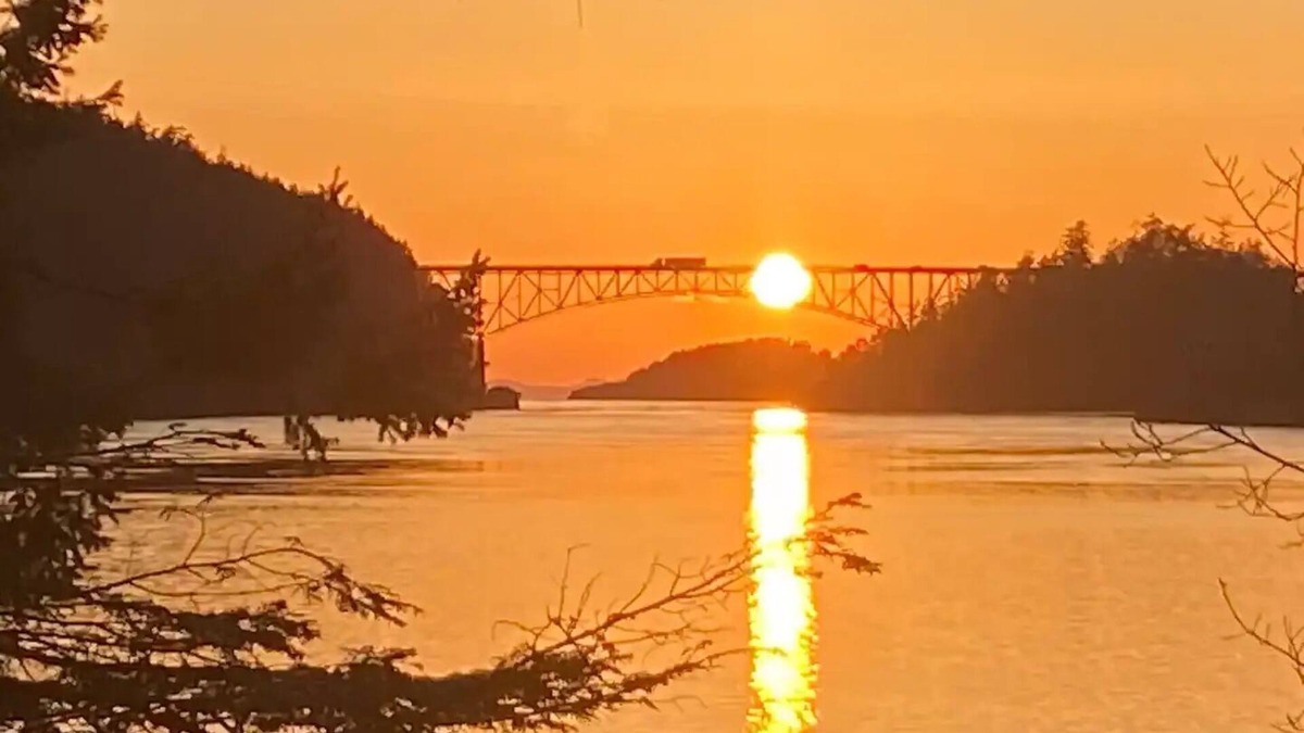 Oak Harbor Villa | Deception Pass Home With Large Deck has View of Cornet Bay and nearby State Park