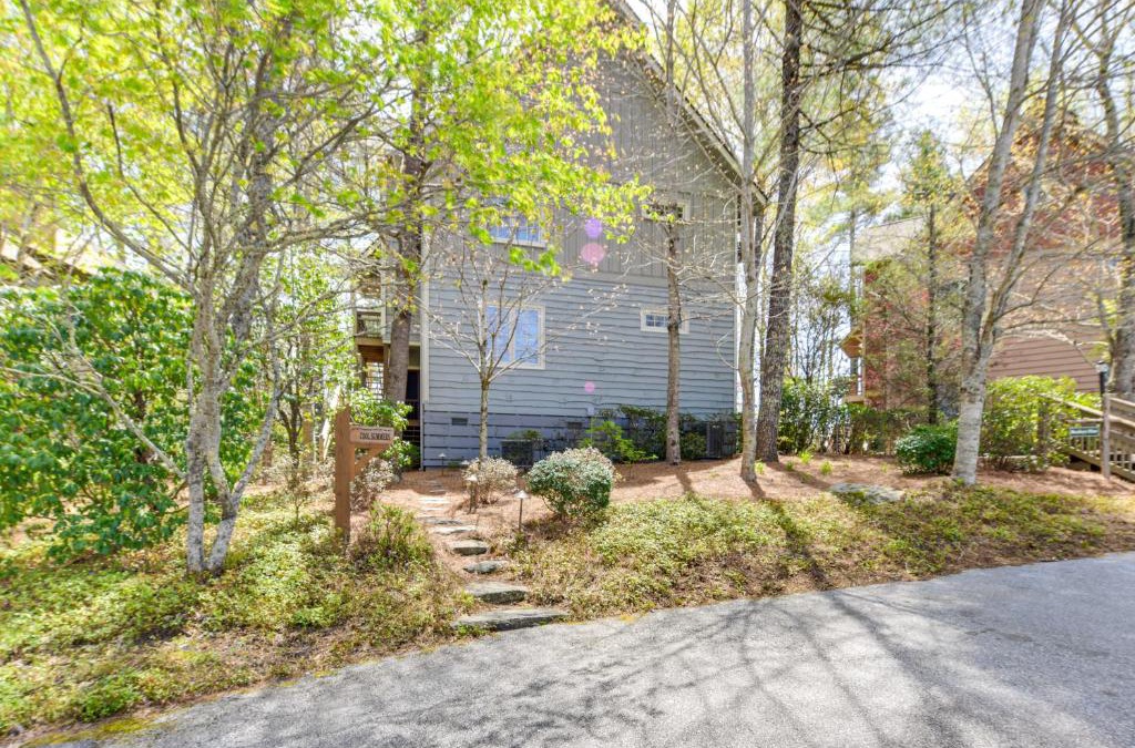 Cashiers Apartment | Deck and Golf Course Views Inviting Cashiers Condo