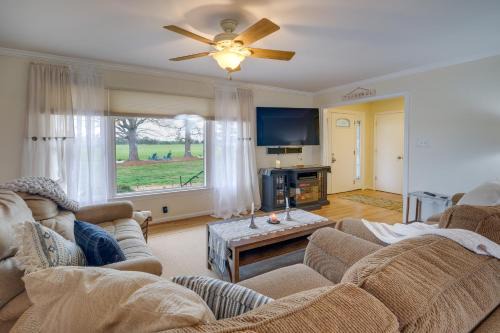 Bealeton House | Deck and Pastoral Views! Bealeton Farmhouse Escape