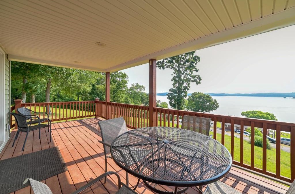 New Concord House | Deck and Water View Cozy Kentucky Lake Getaway