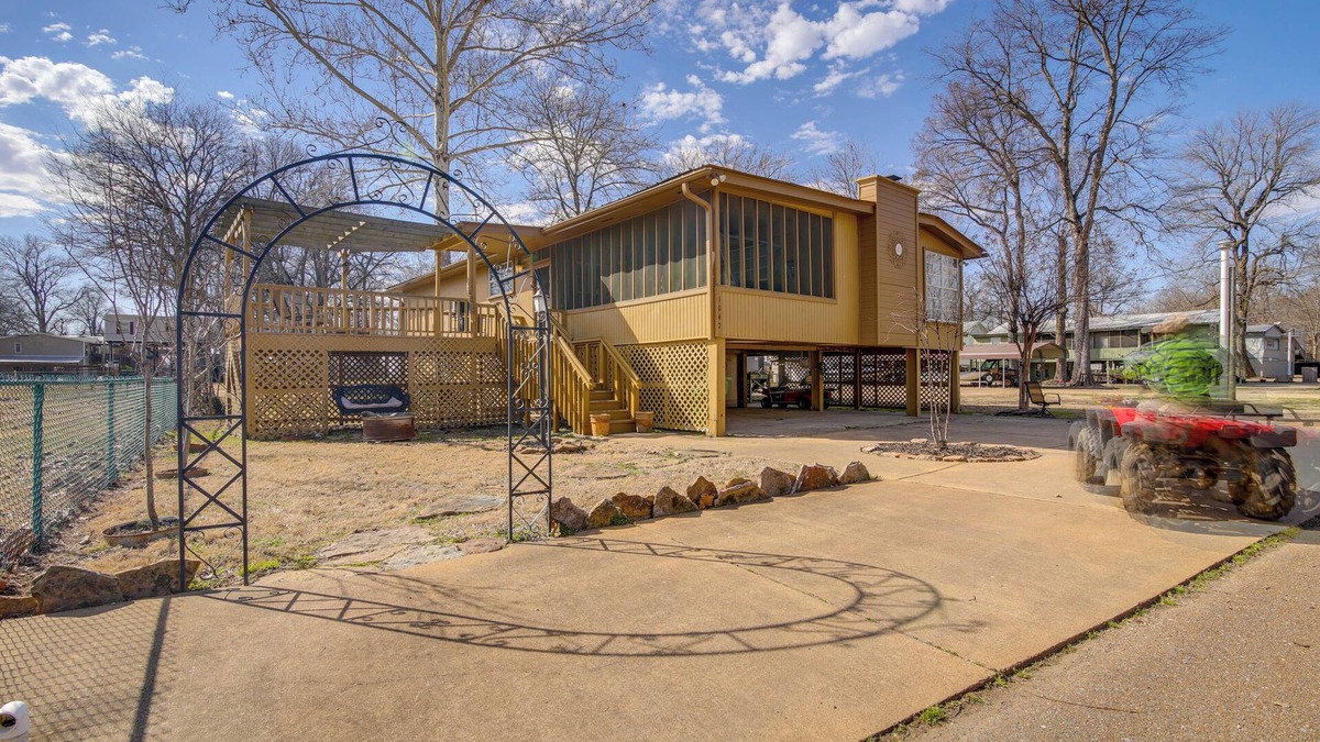 Tunica Cabin | Deck & Fire Pit! Cabin Half-Mi to Tunica Lake
