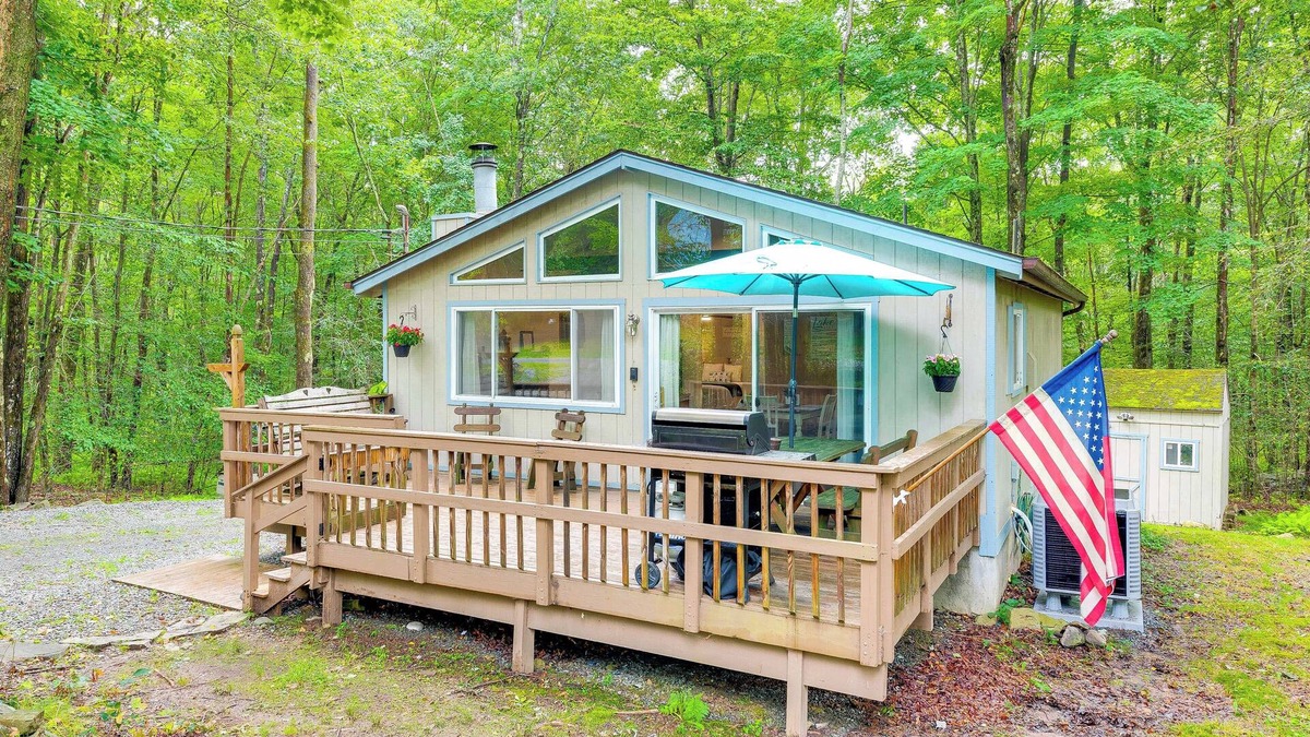 Pocono Lake Cottage | Deck & Fire Pit: Pet-Friendly Pocono Lake Abode!
