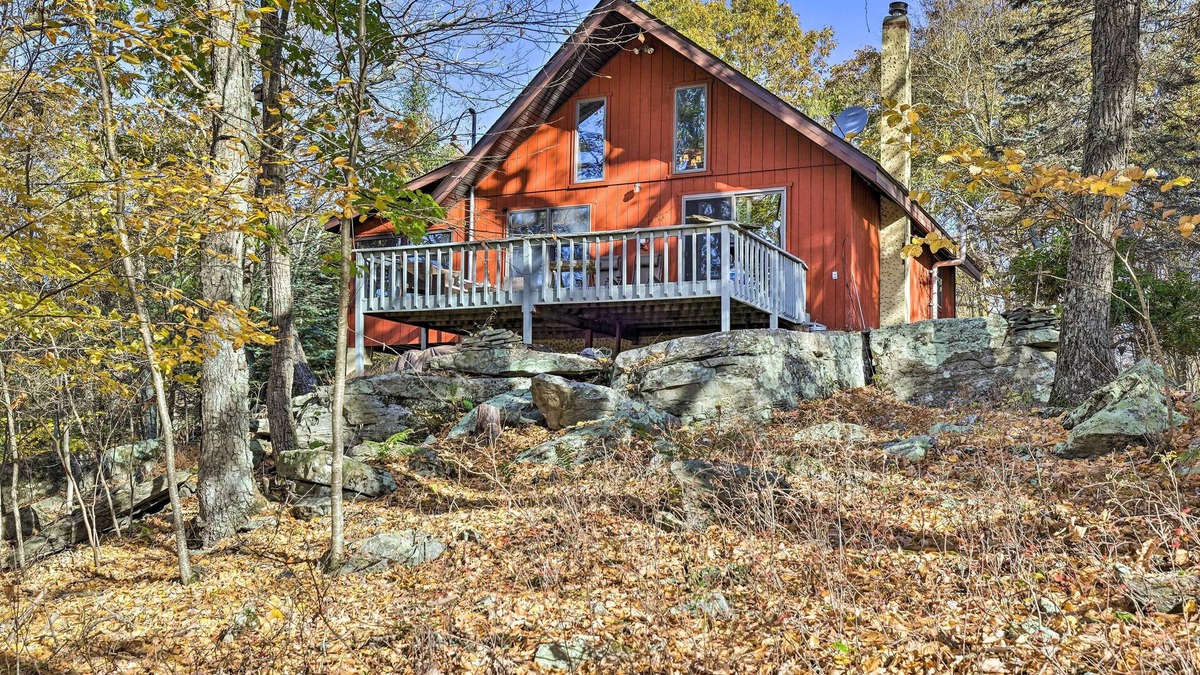 Cresco Cabin | Deck + Forest Views: Secluded Cresco Cabin!