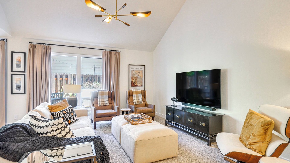 Beaverton House | Deck & Gas Fire Pit: Gorgeous Home in Beaverton!