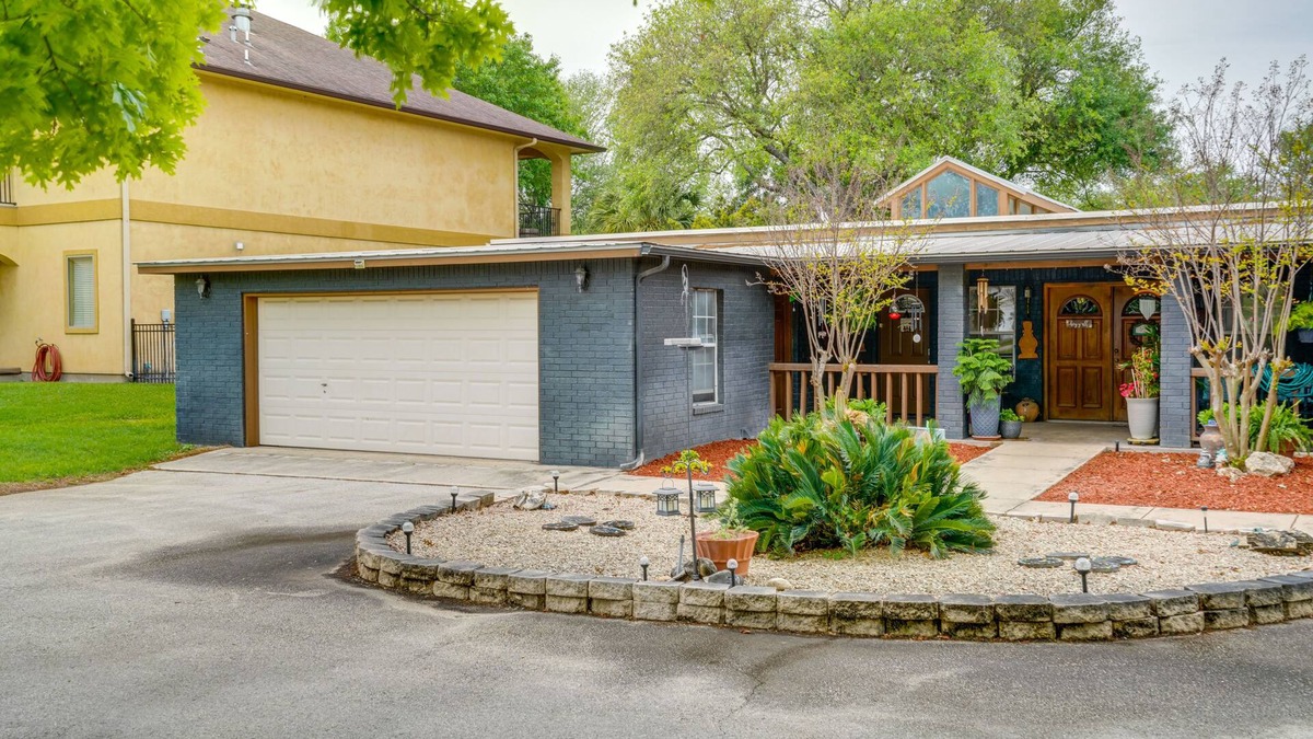 McQueeney House | Deck & Gas Grill: Riverfront McQueeney Duplex