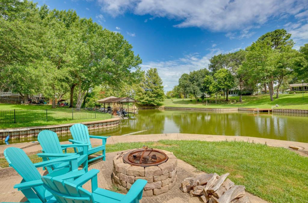 Tool House | Deck, Grill and Fire Pit Waterfront Texas Retreat