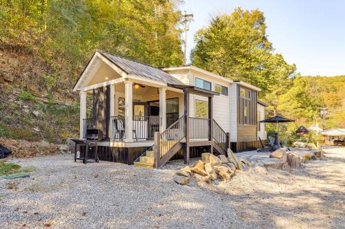 Cookeville House | Deck, Grill and Fishing Pond Modern Cookeville Gem