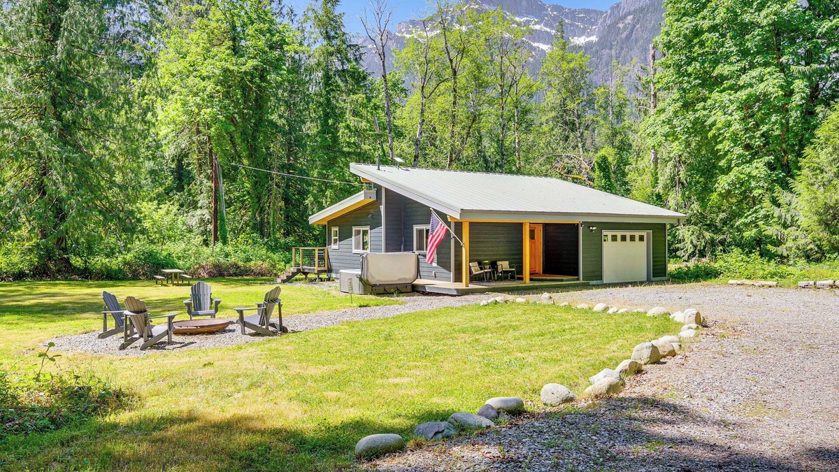 Gold Bar Cabin | Deck, Hot Tub & Views: Sleek Getaway in Index!