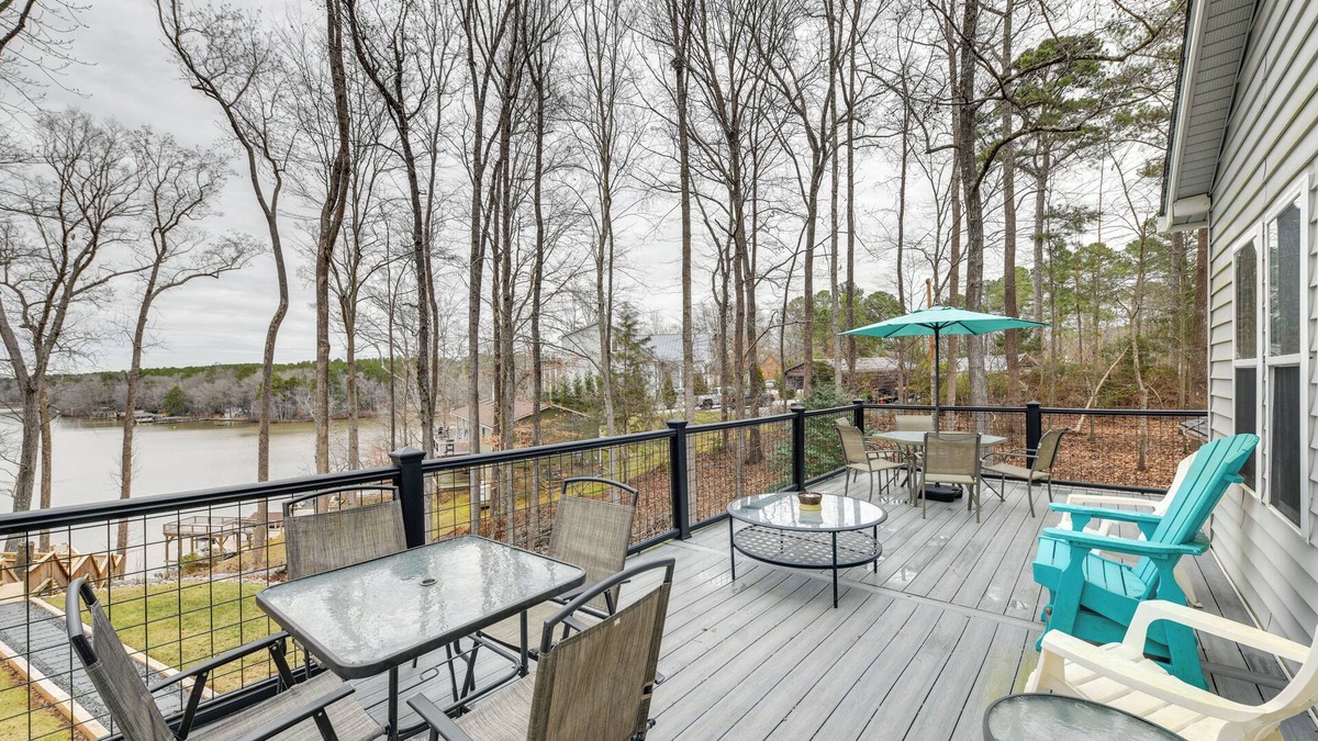 Bracey Apartment | Deck & Lake Gaston Access: Dog-Friendly Getaway