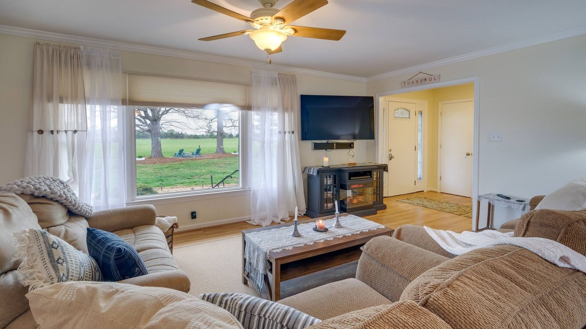 Bealeton House | Deck & Pastoral Views! Bealeton Farmhouse Escape