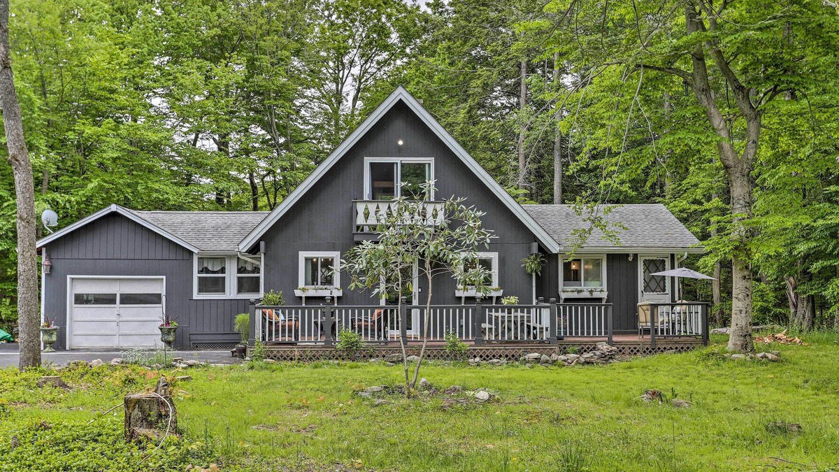 Tobyhanna Cottage | Deck + Pool Access: Welcoming Poconos Retreat