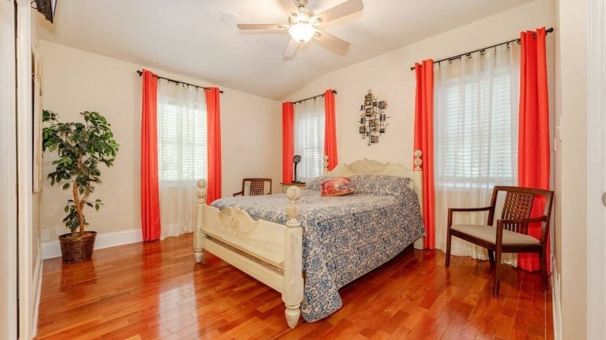 Cotswold House | Deck & Private Entrance near UpTown & SouthPark
