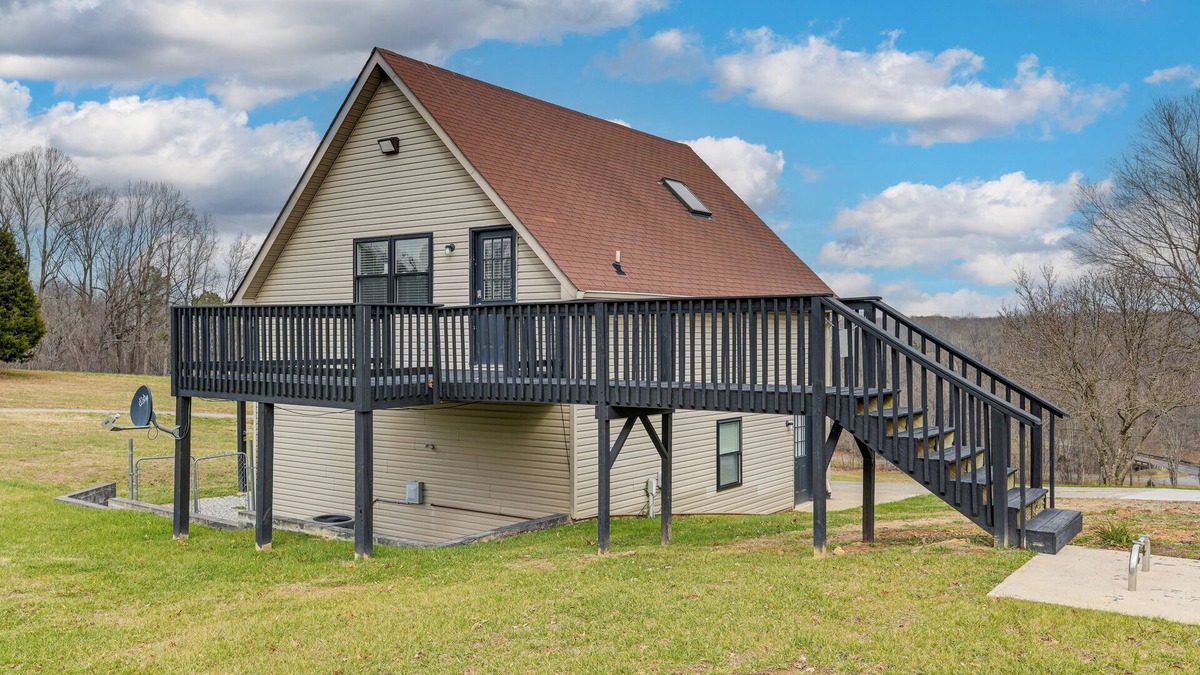 Greenbrier Apartment | Deck & Scenic Views: Tennessee Countryside Studio