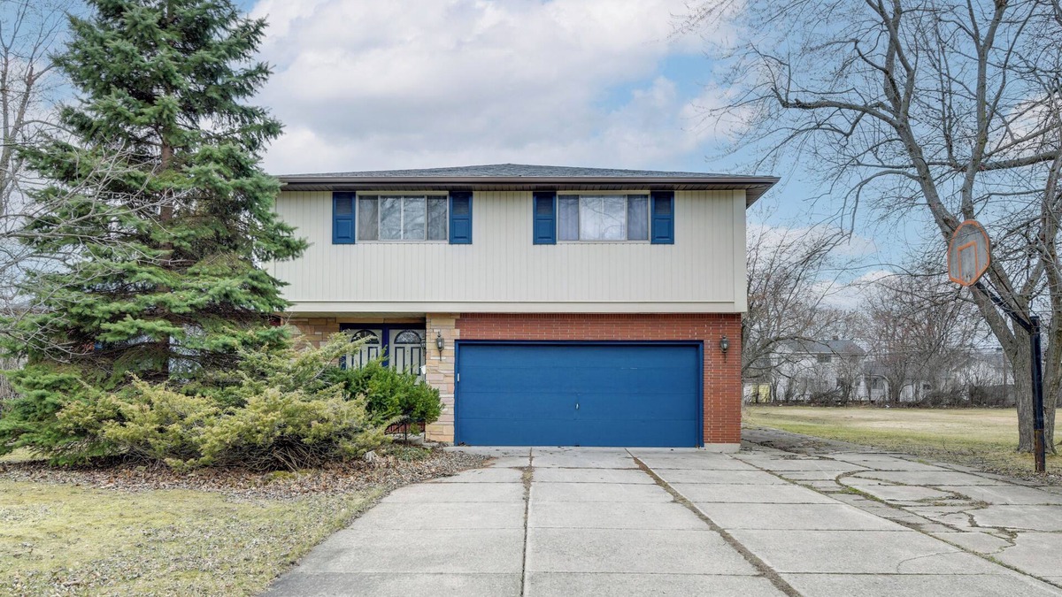 Amherst House | Deck & Seasonal Pool: Spacious Home Near Buffalo!