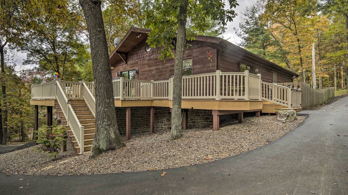 James Creek Cottage | Deck w/Private Hot Tub: Lakefront Raystown Cabin!