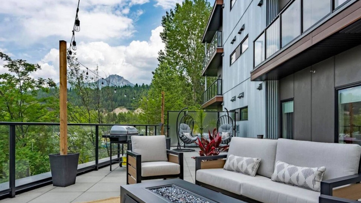 Golden Condo | Decked Out | Mtn Views | AC | Big Patio | DT | BBQ