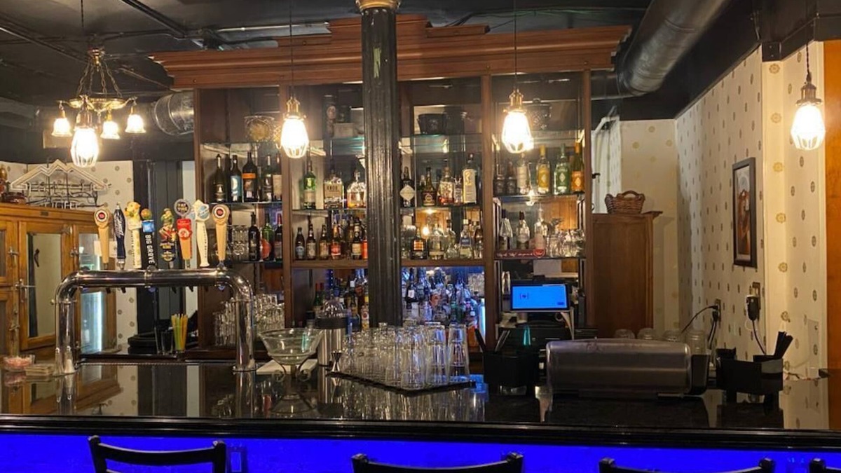 Maquoketa Hotel | Decker Hotel & Bar