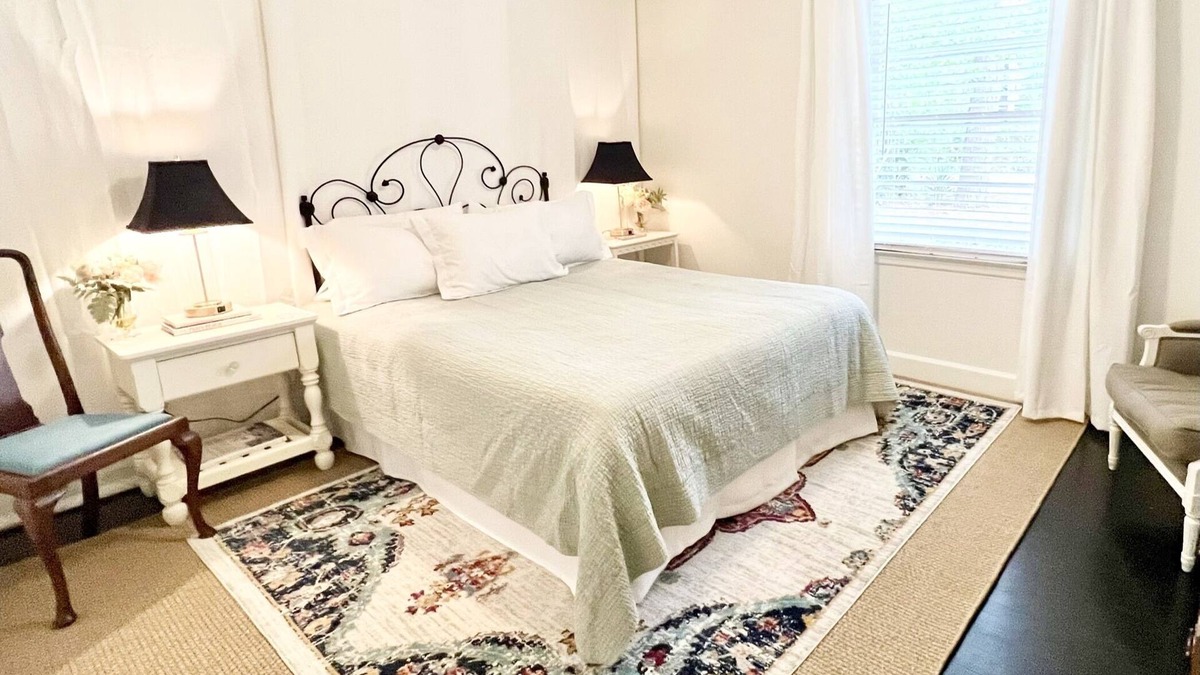 Valdosta Cottage | Decorator's Cozy Cottage adjacent to VSU and SGMC