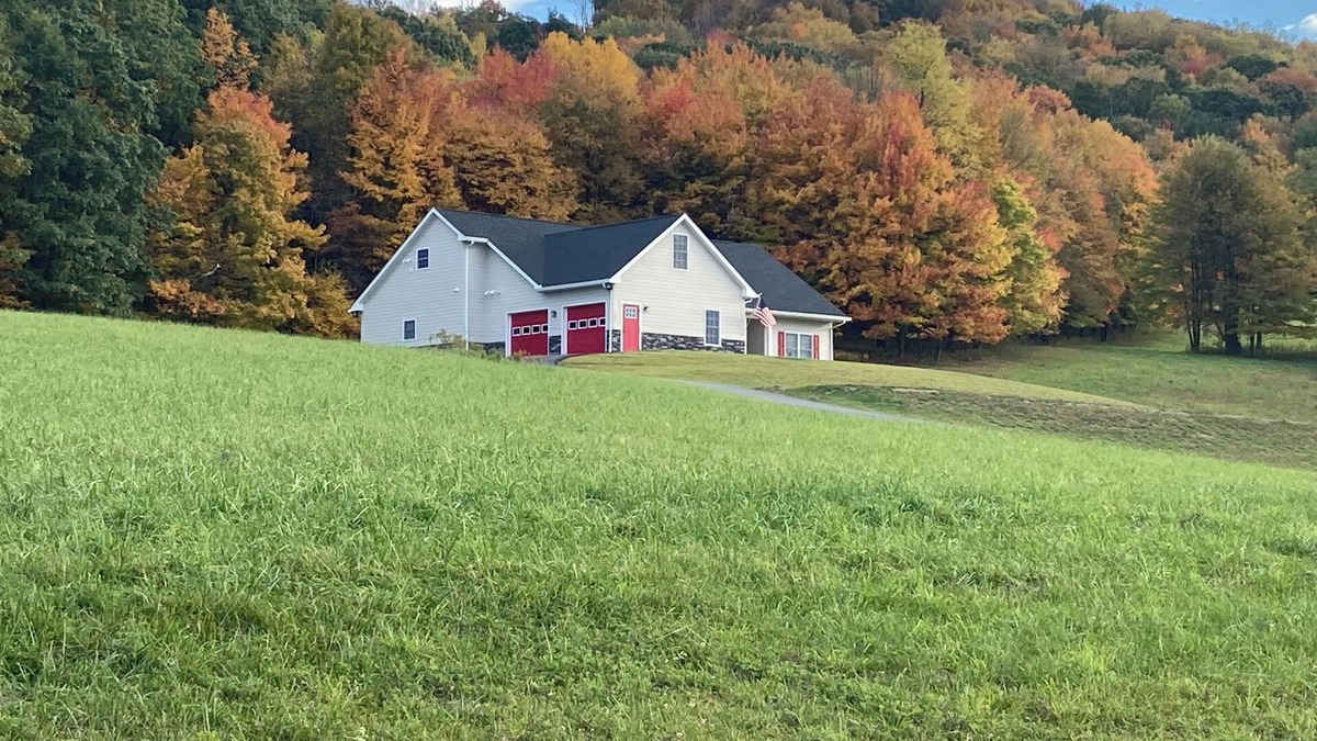 McHenry House | Deep Creek Retreat! Hot tub, 85"TV, Grill, all one level. Amazing view!