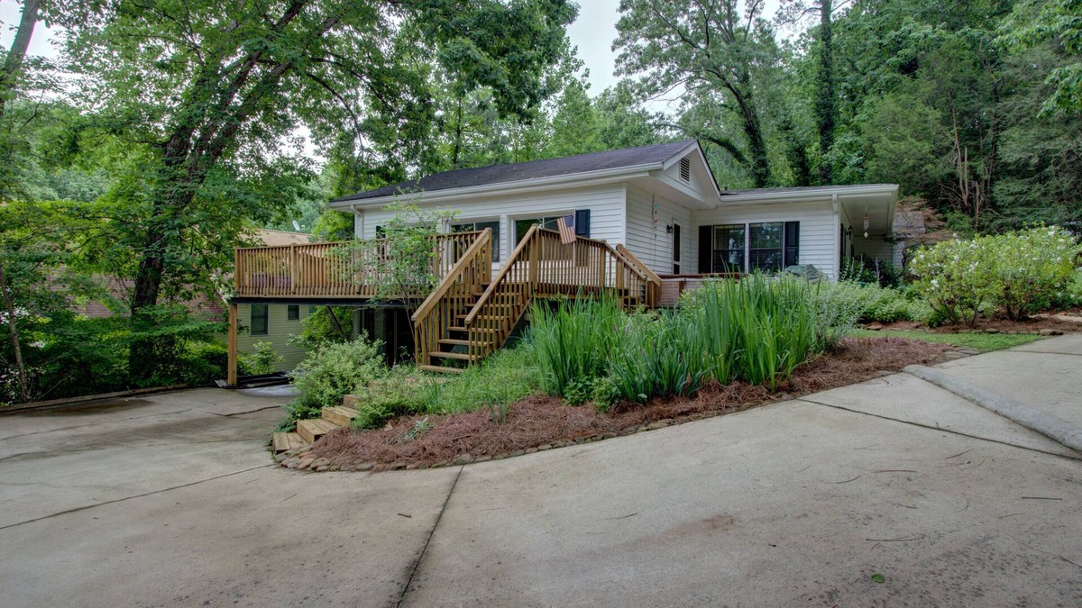 Gainesville Cottage | Deep water cove, views, New kitchen, Lake Front Escape w Dock, Very Private Cove