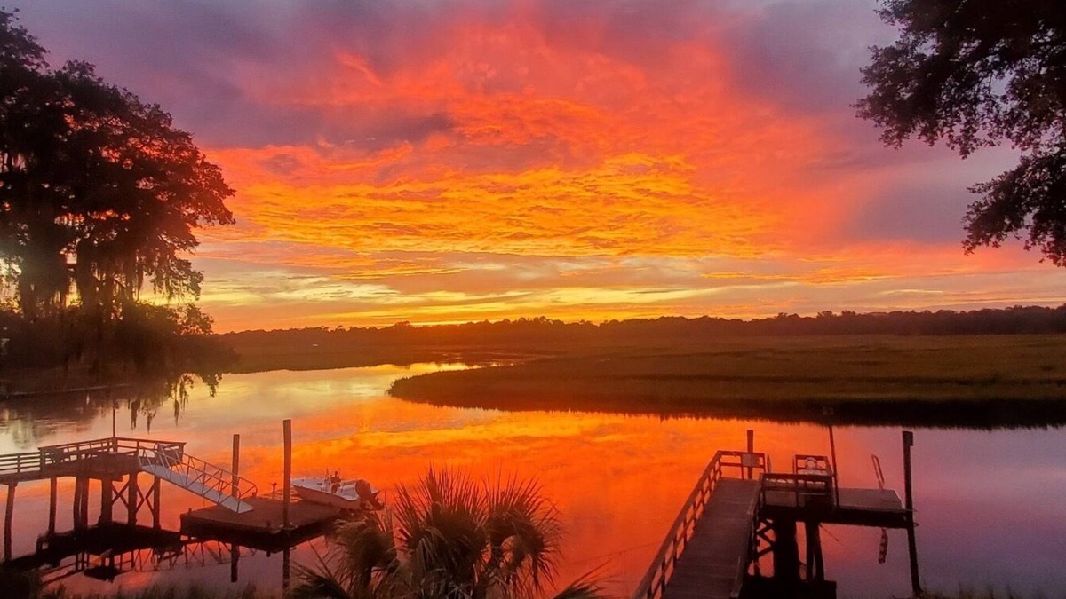 Meridian House | Deep water dock in Darien, GA, w/screened in porch, fishing, kayaks, & bikes