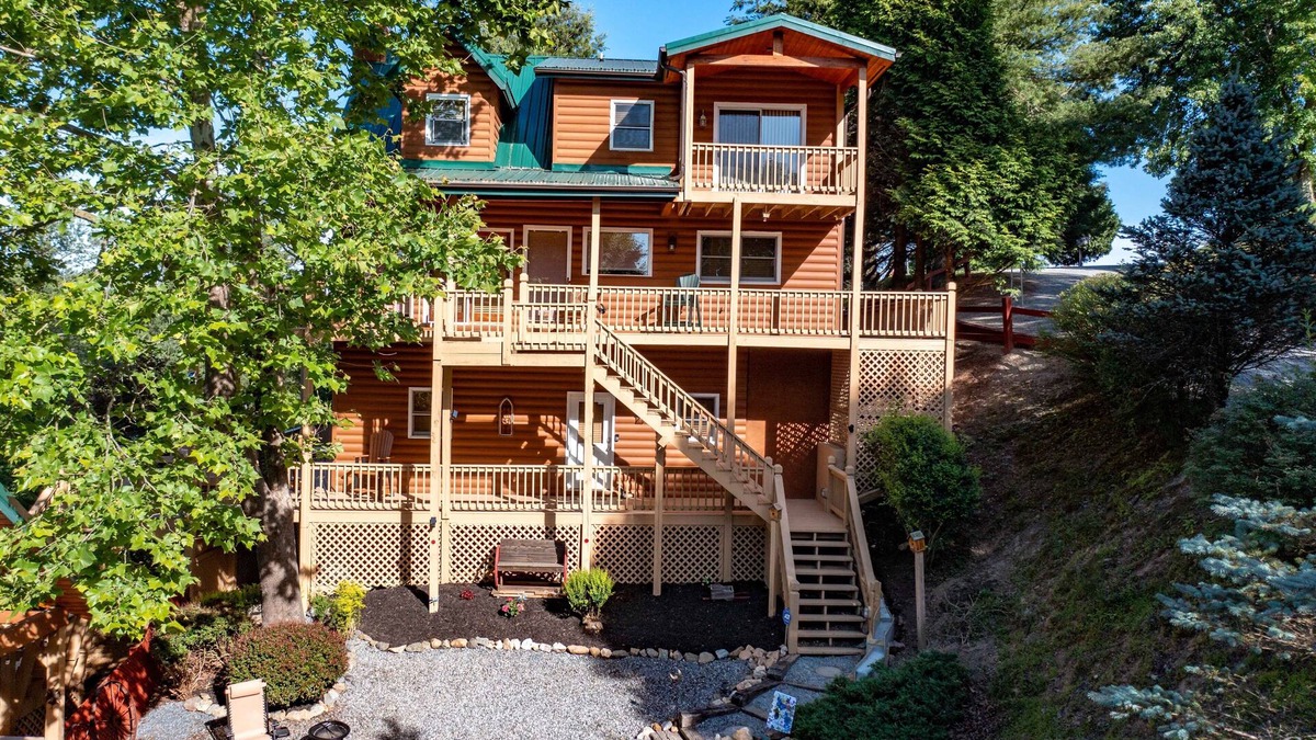 Piney Creek Cabin | Deer Crossing Cabin: Gorgeous Mountain/Valley Views,