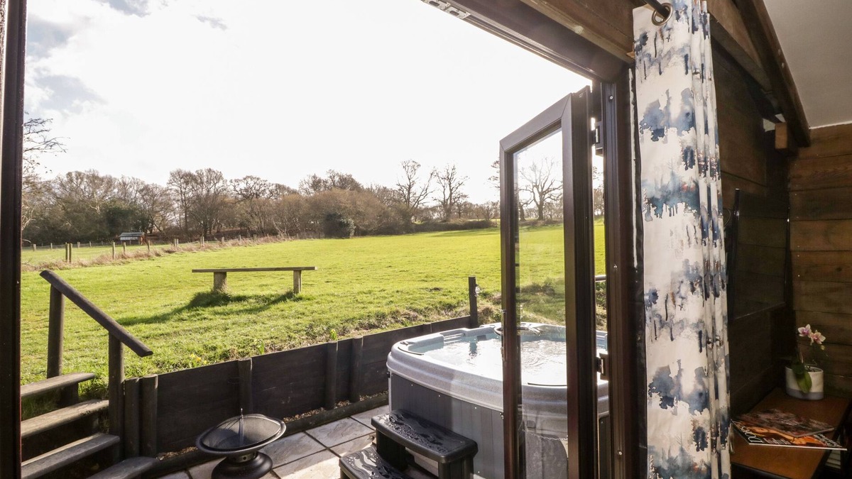 Wimborne Cottage | DEER LODGE, romantic, country holiday cottage in Wimborne Minster